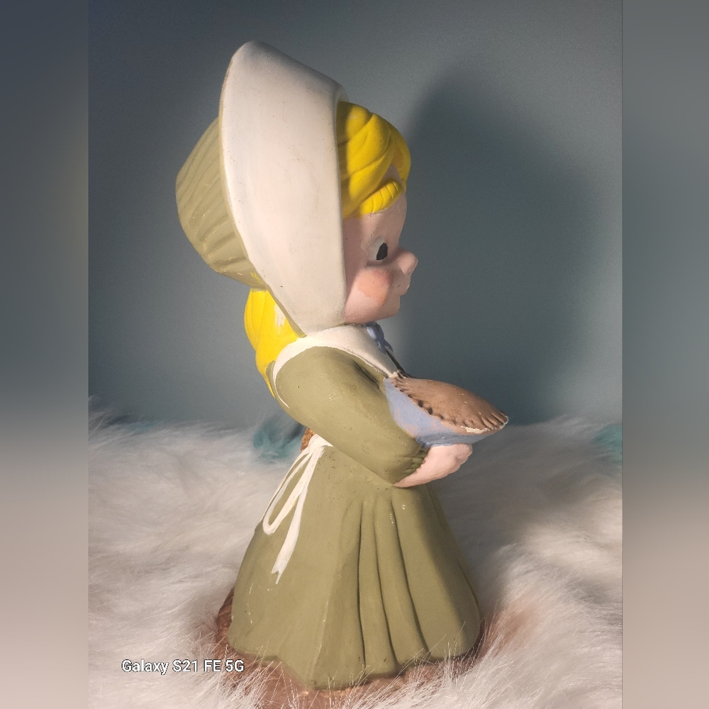 Vintage pilgram girl with pie